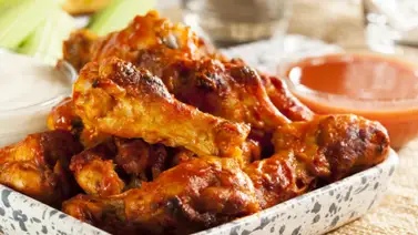 Muslos en salsa agridulce picante con puré de papas Muslos en salsa agridulce picante con puré de papas