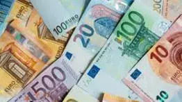 El euro queda con el mismo valor del dólar tras su caída este jueves