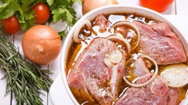 Técnica para marinar el pollo y la carne