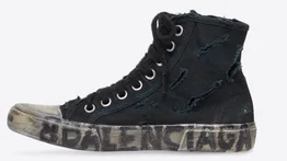 Balenciaga presenta colección de zapatos destruidos por exorbitante costo