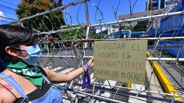 En El Salvador: Condenan a mujer a 30 años de prisión por aborto involuntario