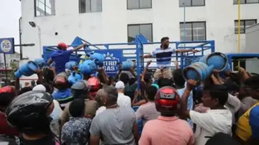 Cientos de personas bloquean carreteras por escasez de gas en Siri Lanka Cientos de personas bloquean carreteras por escasez de gas en Siri Lanka