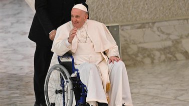 El papa aparece en silla de ruedas tras fuerte dolor en la rodilla