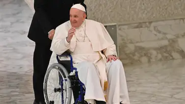 El papa aparece en silla de ruedas tras fuerte dolor en la rodilla El papa aparece en silla de ruedas tras fuerte dolor en la rodilla