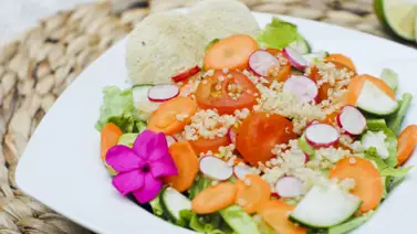 Ensalada fresca de quinoa y rábanos Ensalada fresca de quinoa y rábanos