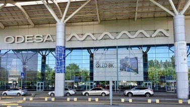 Misiles rusos destruyen la pista de aterrizaje del aeropuerto en Odesa