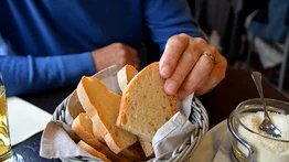 Etiqueta: forma correcta de comer pan en la mesa