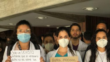 Estudiantes de la UCV exigen recibir sus títulos en el Aula Magna