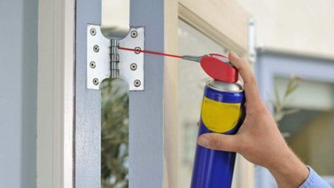 Maneras de engrasar las bisagras de las puertas