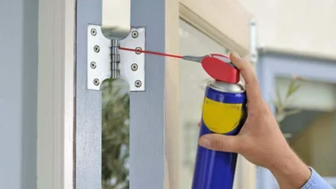 Maneras de engrasar las bisagras de las puertas