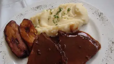 Plato principal: asado negro Plato principal: asado negro