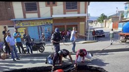 Motorizado cae en hueco gigante en Barquisimeto