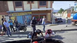 Motorizado cae en hueco gigante en Barquisimeto