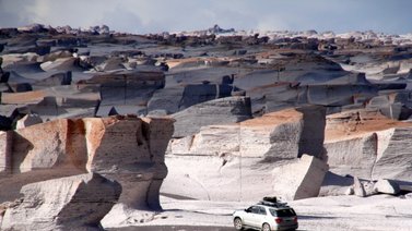 Multan a cuatro turistas por dañar un área volcánica en Argentina