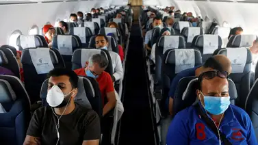 Un auxiliar de vuelo canta de alegría por el fin de las mascarillas (+Video) Un auxiliar de vuelo canta de alegría por el fin de las mascarillas (+Video)