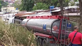 Gandola cae a un barranco en la Panamericana y causa daños al tendido eléctrico