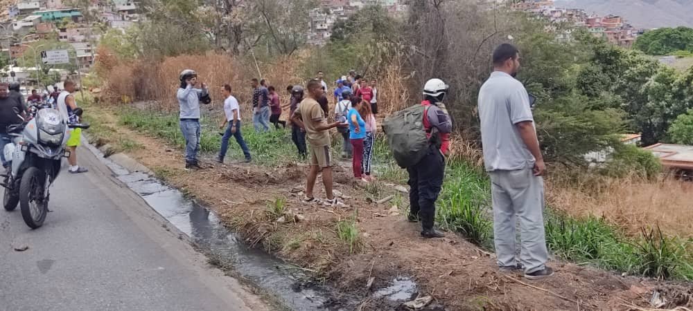 Gandola cae a un barranco en la Panamericana y causa daños al tendido eléctrico