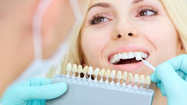 Dientes blancos usando productos naturales