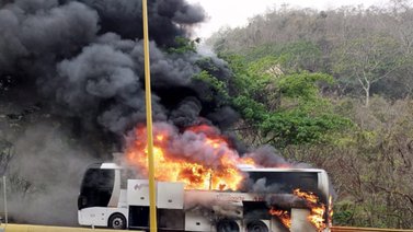 Reportan incendio de un autobús en la autopista Valencia-Puerto Cabello (+Fotos)