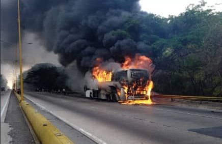 Reportan incendio de un autobús en la autopista Valencia-Puerto Cabello (+Fotos) Reportan incendio de un autobús en la autopista Valencia-Puerto Cabello (+Fotos)