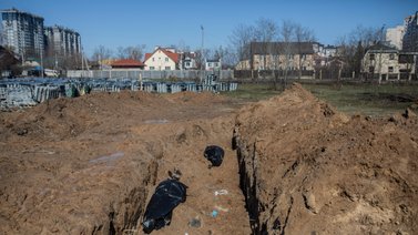 Ucrania: Encuentran fosa común con cuerpos de civiles a las afueras de Kiev