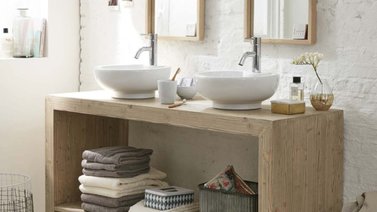 Ideas prácticas para almacenar en cuartos de baño pequeños