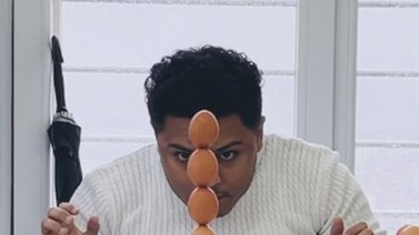 Sujeto logra récord Guinness tras apilar 4 huevos uno encima de otro