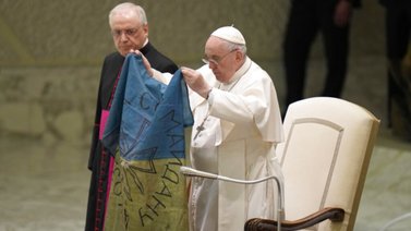 El Papa Francisco besa bandera de Ucrania y condena masacre en Bucha