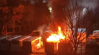 Incendio consume dos autobuses en estacionamiento de Baruta Incendio consume dos autobuses en estacionamiento de Baruta