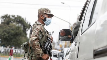 Gobierno peruano decreta toque de queda y estado de emergencia