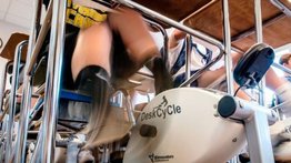 Instalan bicicletas en los pupitres para que se concentren los estudiantes