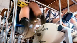 Instalan bicicletas en los pupitres para que se concentren los estudiantes