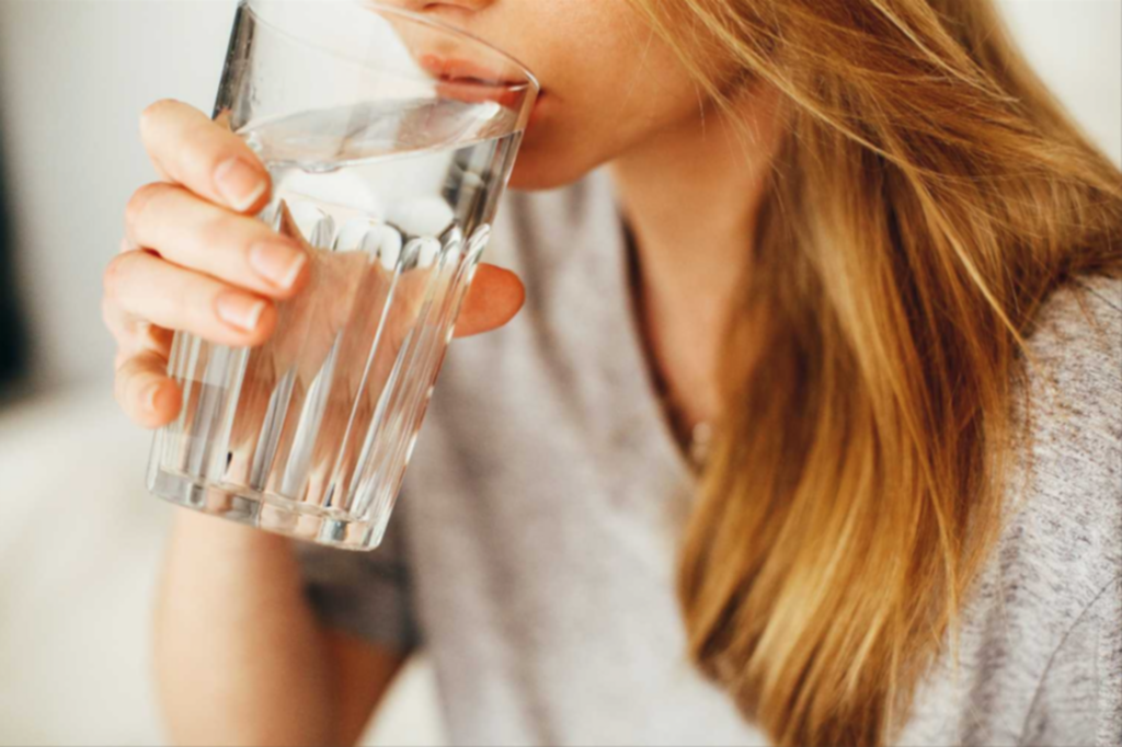 ¿Cuánta agua debemos beber a diario para tener un organismo sano? ¿Cuánta agua debemos beber a diario para tener un organismo sano?