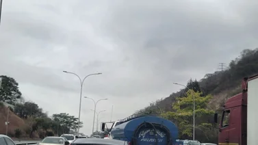 Restringido el tránsito vehicular en la Cota Mil por incendio en el Ávila