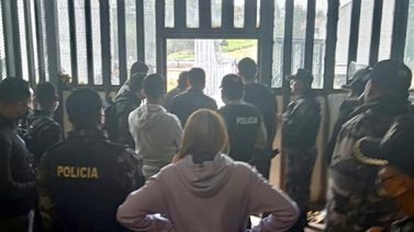 Al menos 12 muertos y 10 heridos deja motín en cárcel de Ecuador