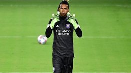 Pedro Gallese reta a Carlos Vela en el Orlando-Los Ángeles FC