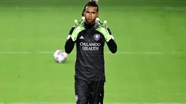 Pedro Gallese reta a Carlos Vela en el Orlando-Los Ángeles FC