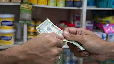 Impuesto en dólares complica a los comercios