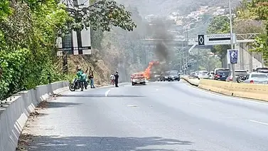 Reportan incendio de vehículo en la autopista Prados del Este Reportan incendio de vehículo en la autopista Prados del Este