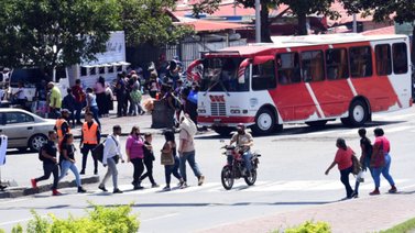 Peatones irrespetan las señales de tránsito