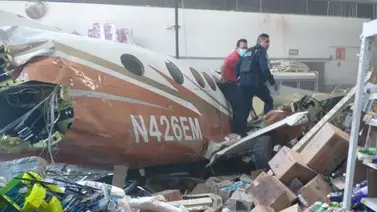 Tres muertos al estrellarse avioneta contra supermercado en México Tres muertos al estrellarse avioneta contra supermercado en México