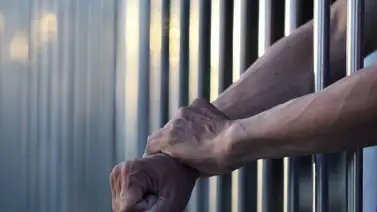 Reclusos usan bolsas negras para protegerse de la lluvia en el estado Trujillo Reclusos usan bolsas negras para protegerse de la lluvia en el estado Trujillo