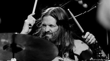Artistas rinden homenaje al baterista de Foo Fighters
