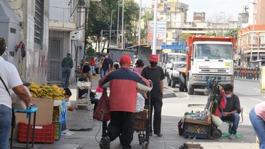 Buhonería abunda en las calles de Caracas