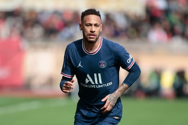 Neymar vive fuertes críticas en París Neymar vive fuertes críticas en París