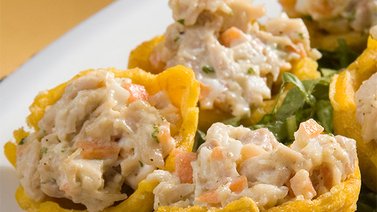 Cestas de plátano verde con ensalada de atún