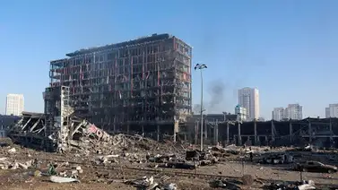 Ascienden a ocho los fallecidos en bombardeo contra un centro comercial en Kiev Ascienden a ocho los fallecidos en bombardeo contra un centro comercial en Kiev