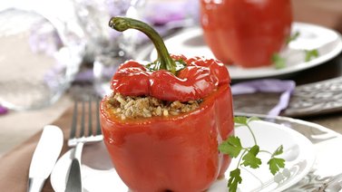 Jugosos pimentones horneados rellenos de carne