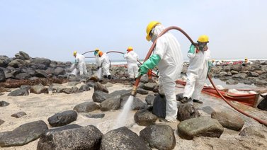 Repsol reporta limpieza de 94% en el mar y litoral de Perú