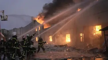 Ucrania busca sobrevivientes en ruinas de teatro atacado Ucrania busca sobrevivientes en ruinas de teatro atacado